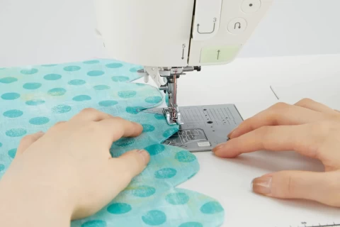 EASILY SWITCH TO STRAIGHT STITCH SEWING